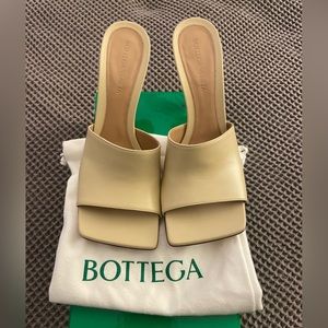 Bottega Veneta Stretch Leather Sandal in Porridge 37.5
